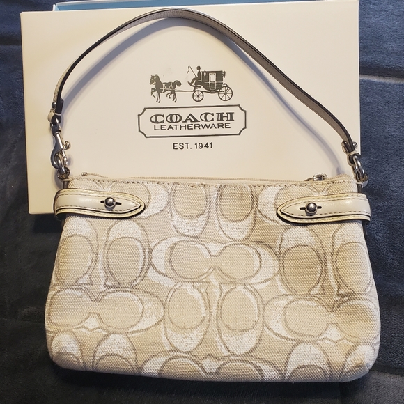 Coach large signature wristlet - Picture 2 of 6